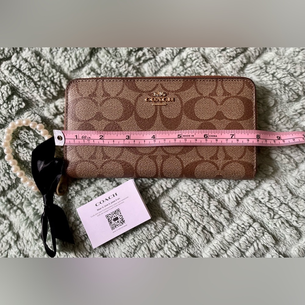 Coach NWOT Tan and Brown Signature Zip Wallet with pearl detachable wrist strap! - Picture 10 of 11